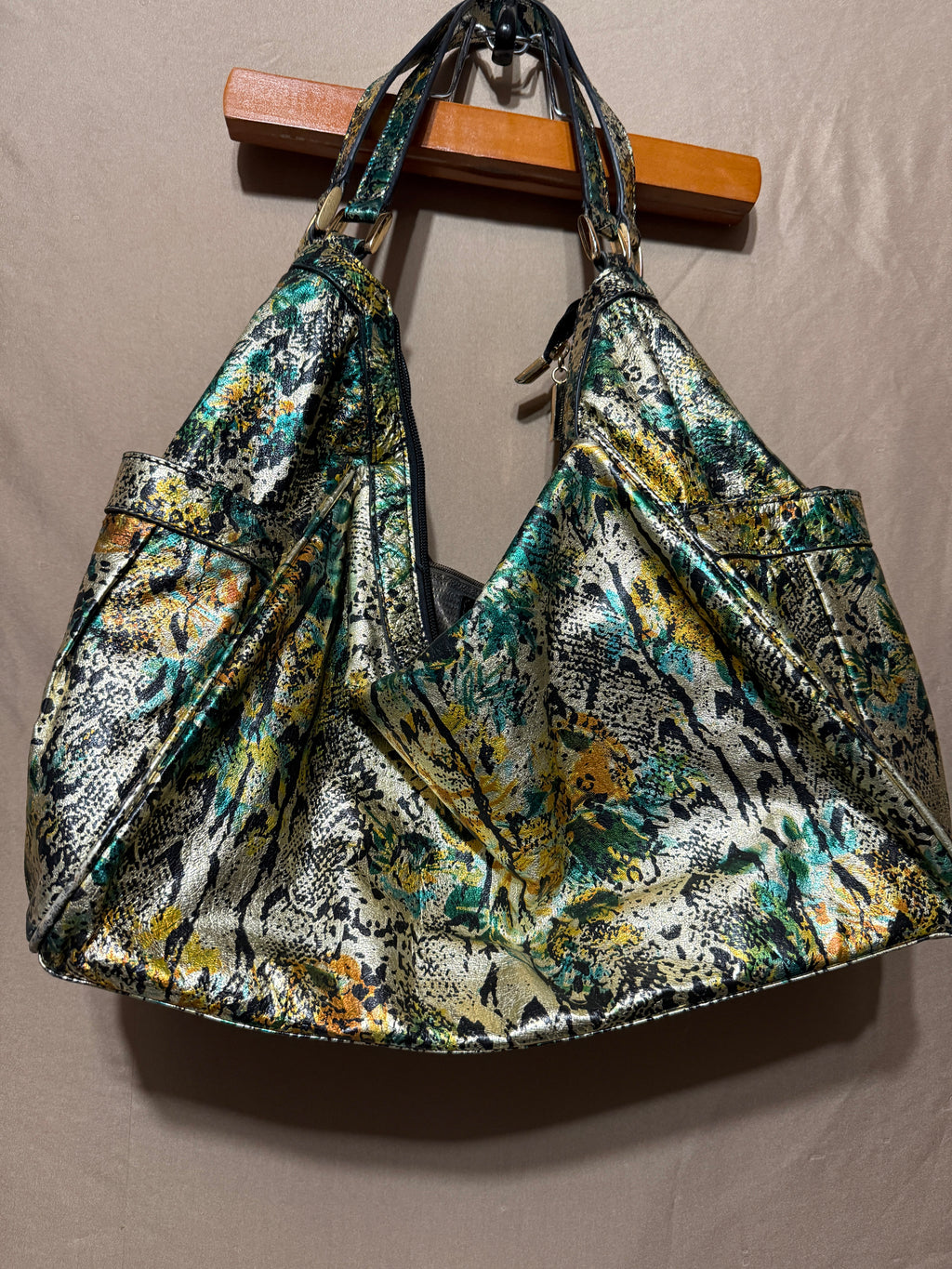 “TheFind” Bolso estilo Hobo Serpiente Metálica
