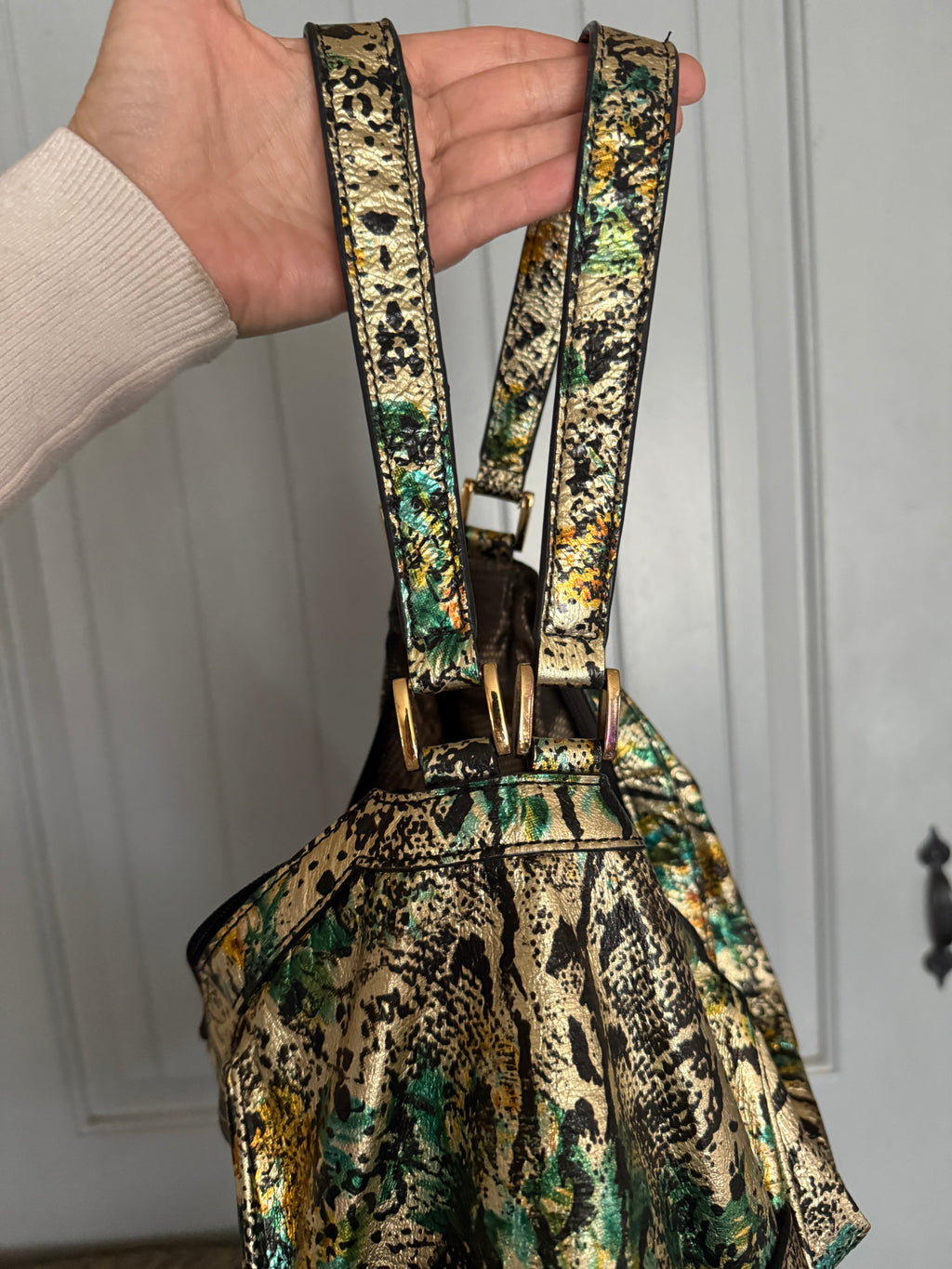 “TheFind” Bolso estilo Hobo Serpiente Metálica
